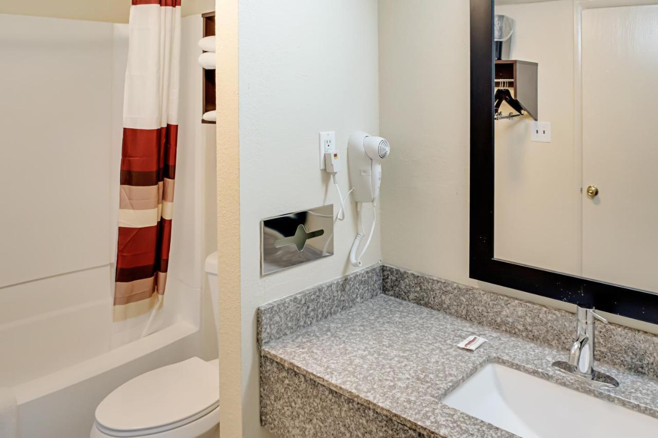 Red Roof Inn Indianapolis - Castleton Экстерьер фото